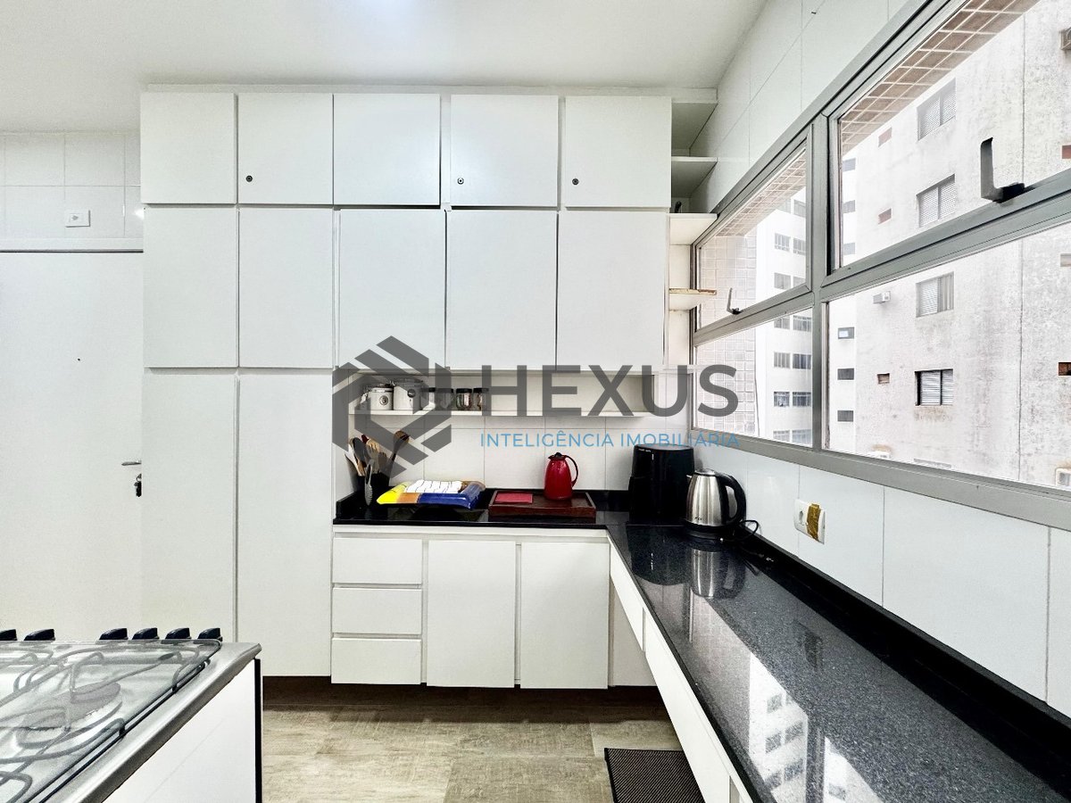 Foto 16 de Apartamento reformado com varanda, lazer e vista mar na beira mar da Praia das Pitangueiras, Guaruja