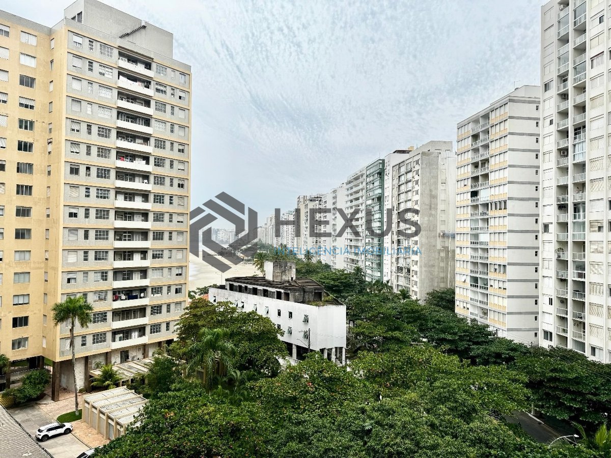 Foto 4 de Apartamento reformado com varanda, lazer e vista mar na beira mar da Praia das Pitangueiras, Guaruja