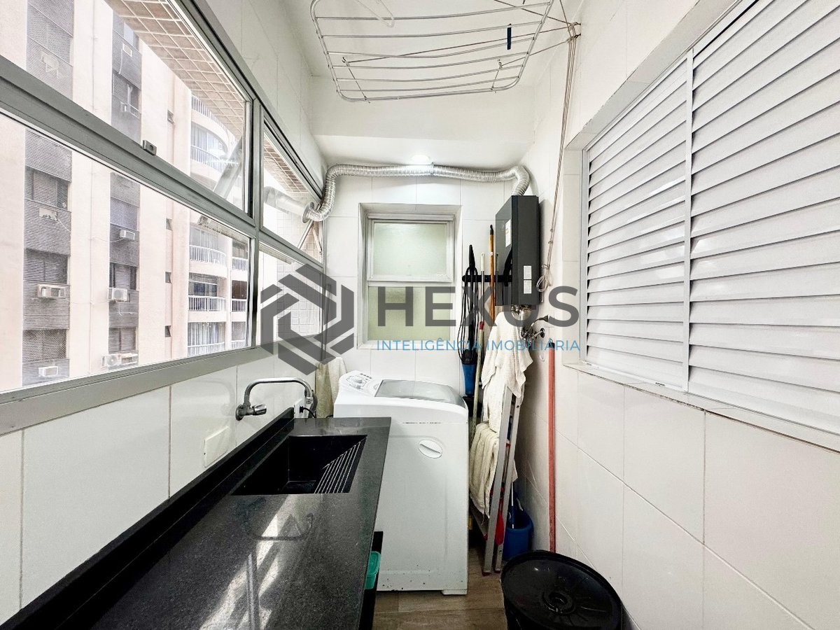 Foto 31 de Apartamento reformado com varanda, lazer e vista mar na beira mar da Praia das Pitangueiras, Guaruja