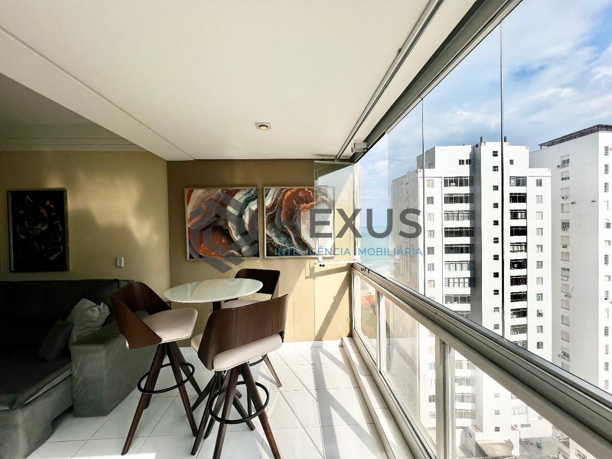 Foto 2 de Apartamento reformado com varanda e lazer na quadra mar da Praia das Pitangueiras, Guaruja