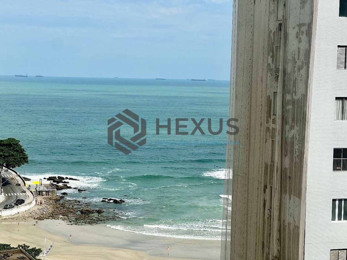 Foto 3 de Apartamento reformado com varanda e lazer na quadra mar da Praia das Pitangueiras, Guaruja