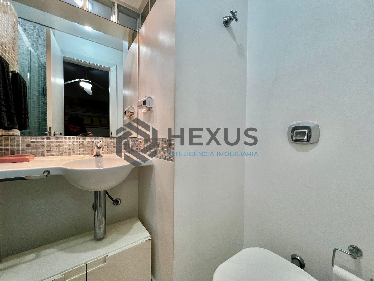 Foto 26 de Apartamento reformado com varanda e lazer na quadra mar da Praia das Pitangueiras, Guaruja