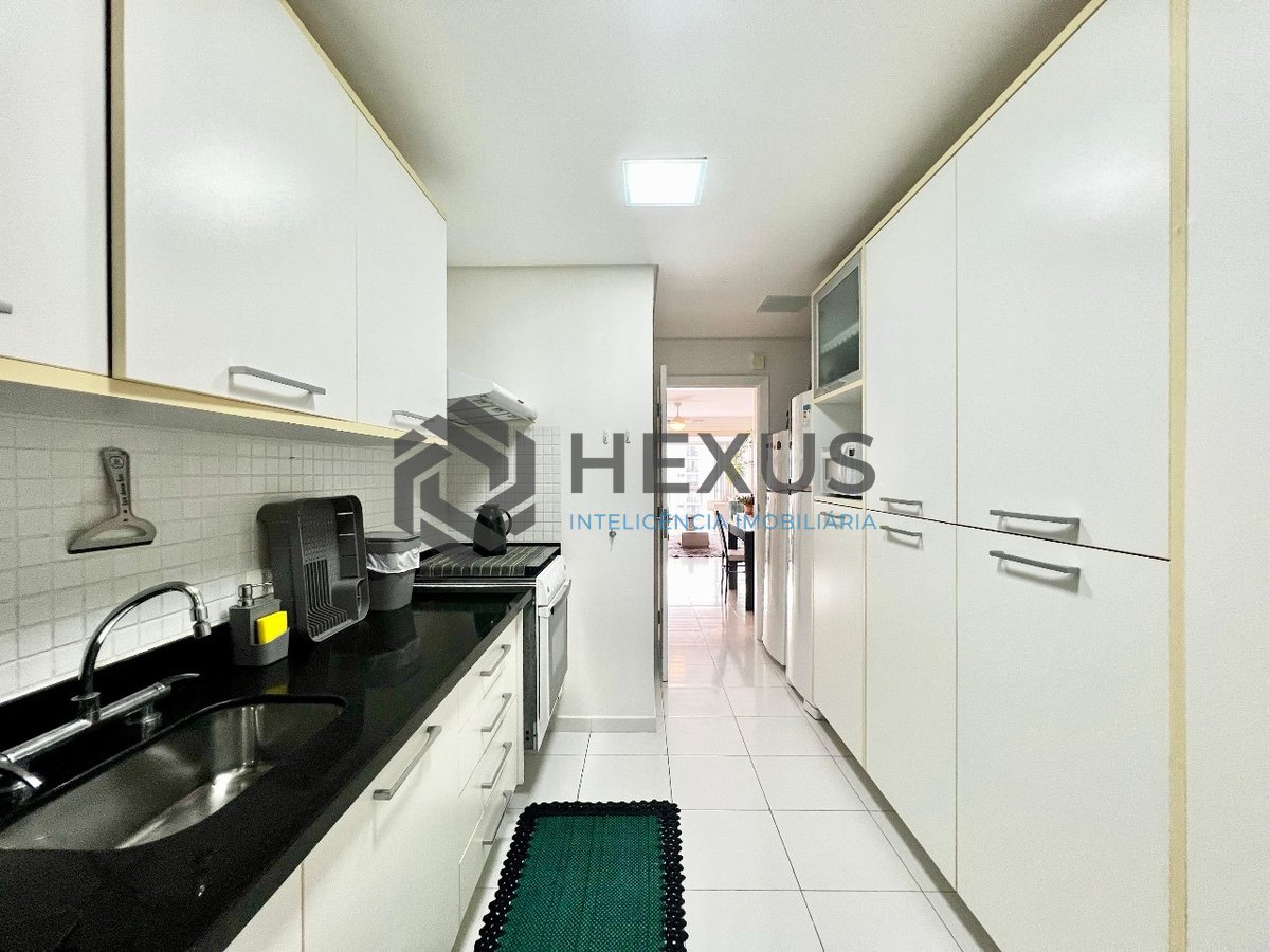 Foto 31 de Apartamento reformado com varanda e lazer na quadra mar da Praia das Pitangueiras, Guaruja