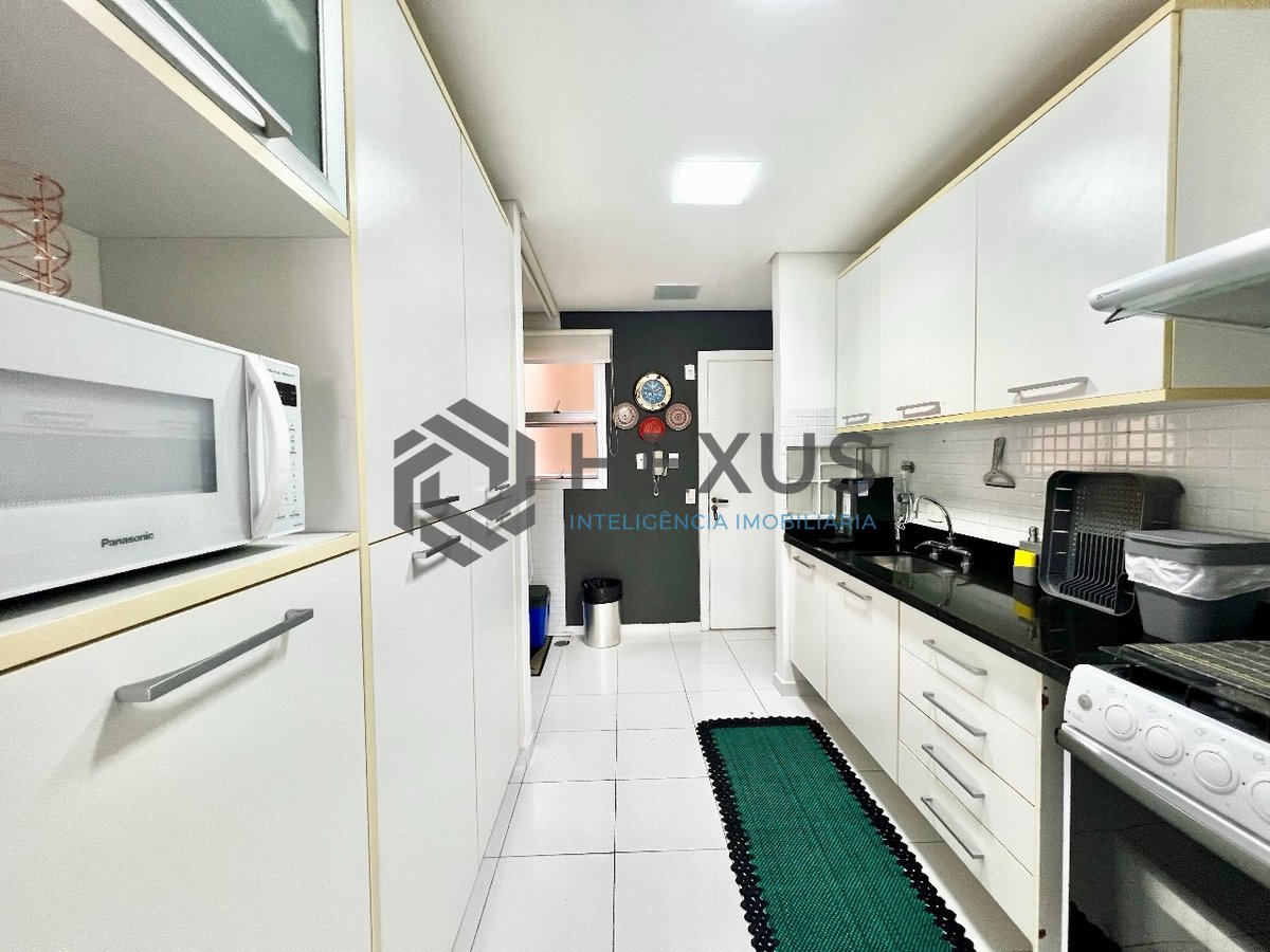 Foto 33 de Apartamento reformado com varanda e lazer na quadra mar da Praia das Pitangueiras, Guaruja