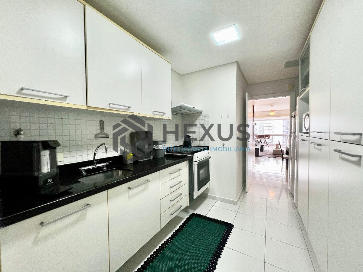Foto 34 de Apartamento reformado com varanda e lazer na quadra mar da Praia das Pitangueiras, Guaruja
