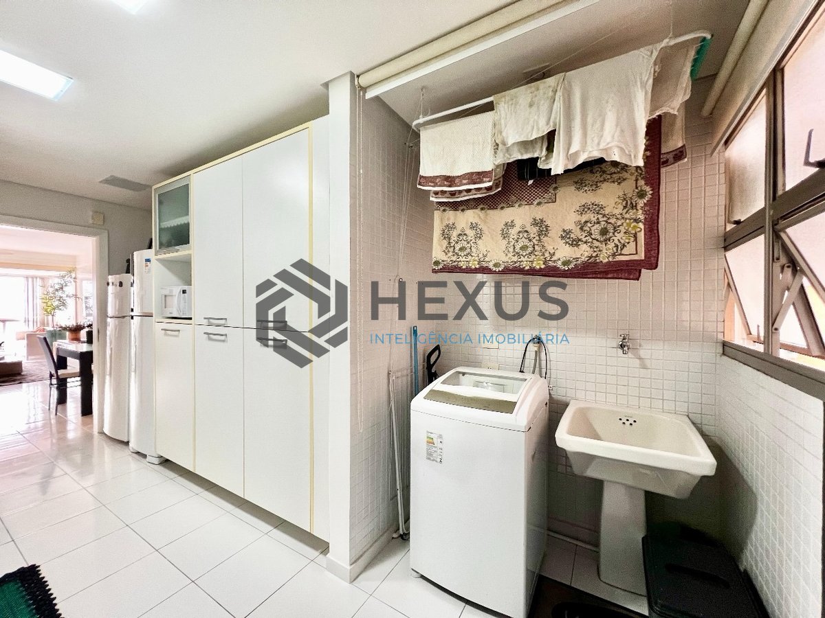 Foto 36 de Apartamento reformado com varanda e lazer na quadra mar da Praia das Pitangueiras, Guaruja