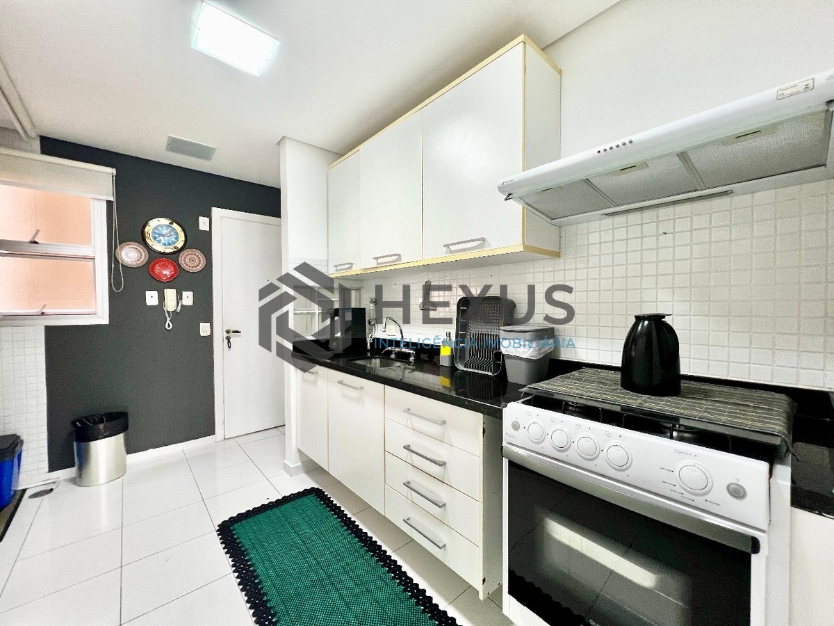 Foto 38 de Apartamento reformado com varanda e lazer na quadra mar da Praia das Pitangueiras, Guaruja