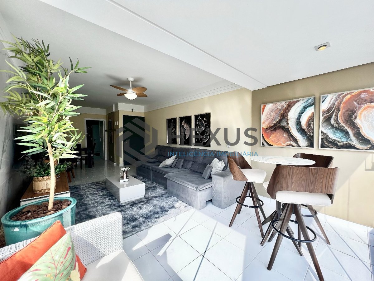 Foto 6 de Apartamento reformado com varanda e lazer na quadra mar da Praia das Pitangueiras, Guaruja