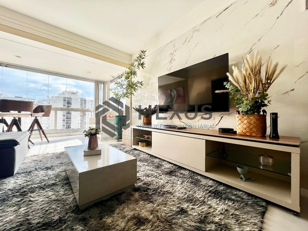 Foto 9 de Apartamento reformado com varanda e lazer na quadra mar da Praia das Pitangueiras, Guaruja