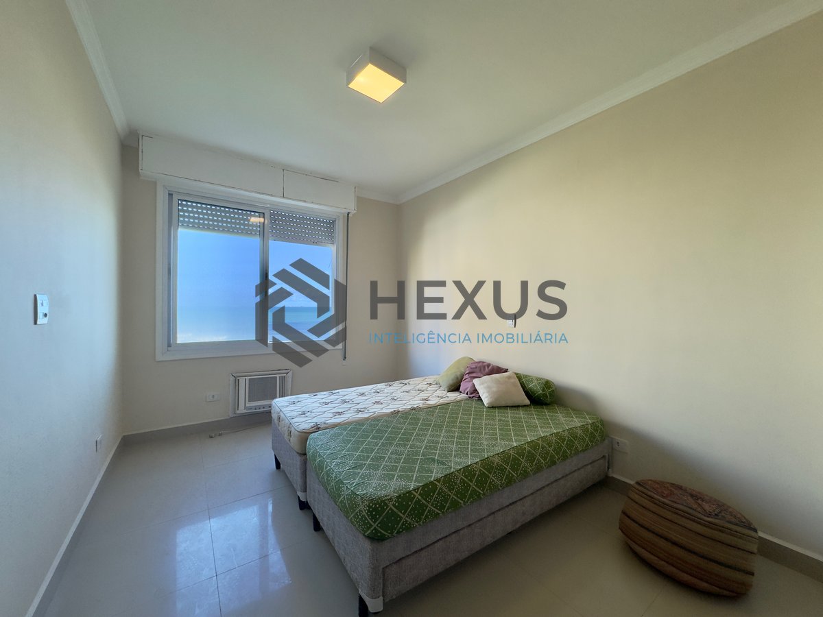 Foto 10 de Apartamento frente mar reformado com varanda gourmet na Praia das Pitangueiras, Guaruja