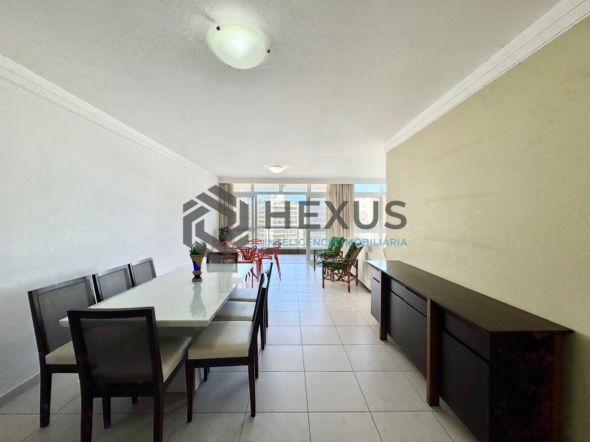 Foto 3 de Apartamento frente mar reformado com varanda e lazer na Praia das Pitangueiras, Guaruja
