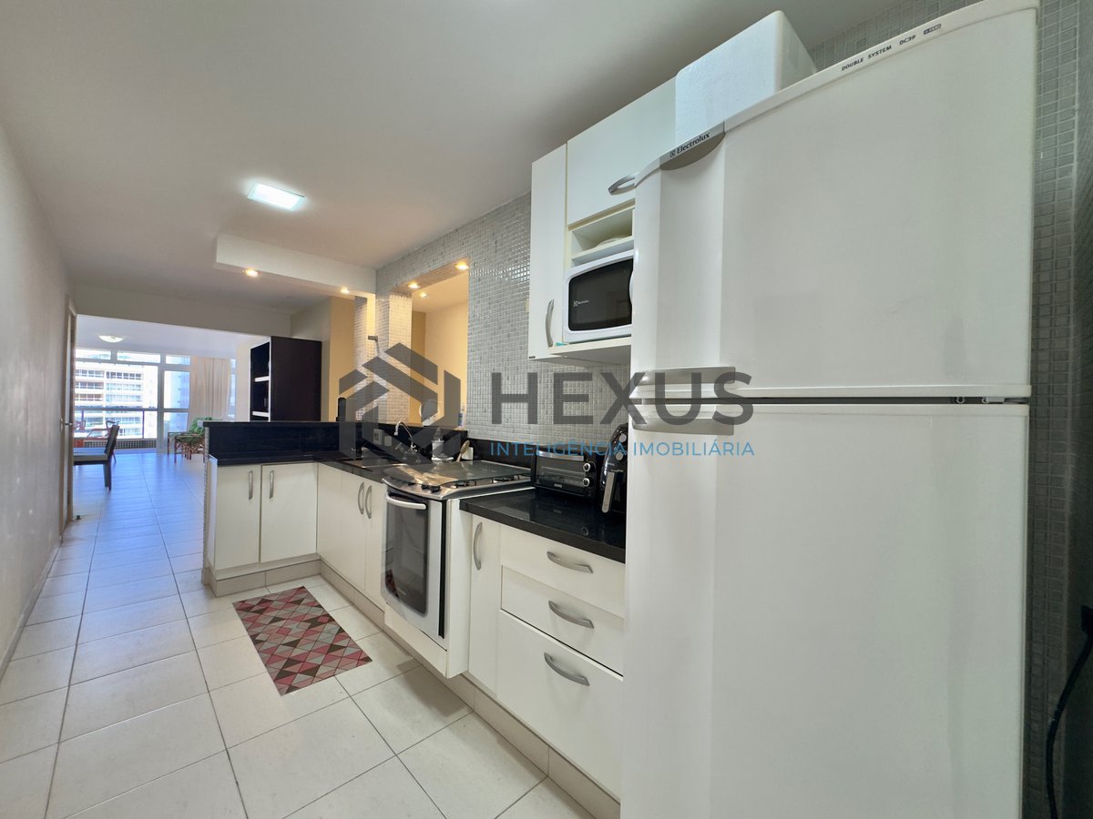 Foto 21 de Apartamento frente mar reformado com varanda e lazer na Praia das Pitangueiras, Guaruja