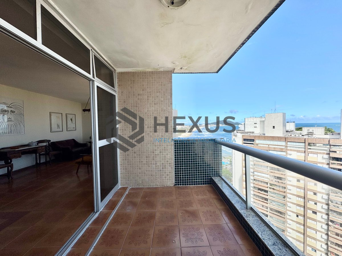 Foto 12 de Apartamento beira mar reformado com varanda e lazer na Praia das Pitangueiras, Guaruja