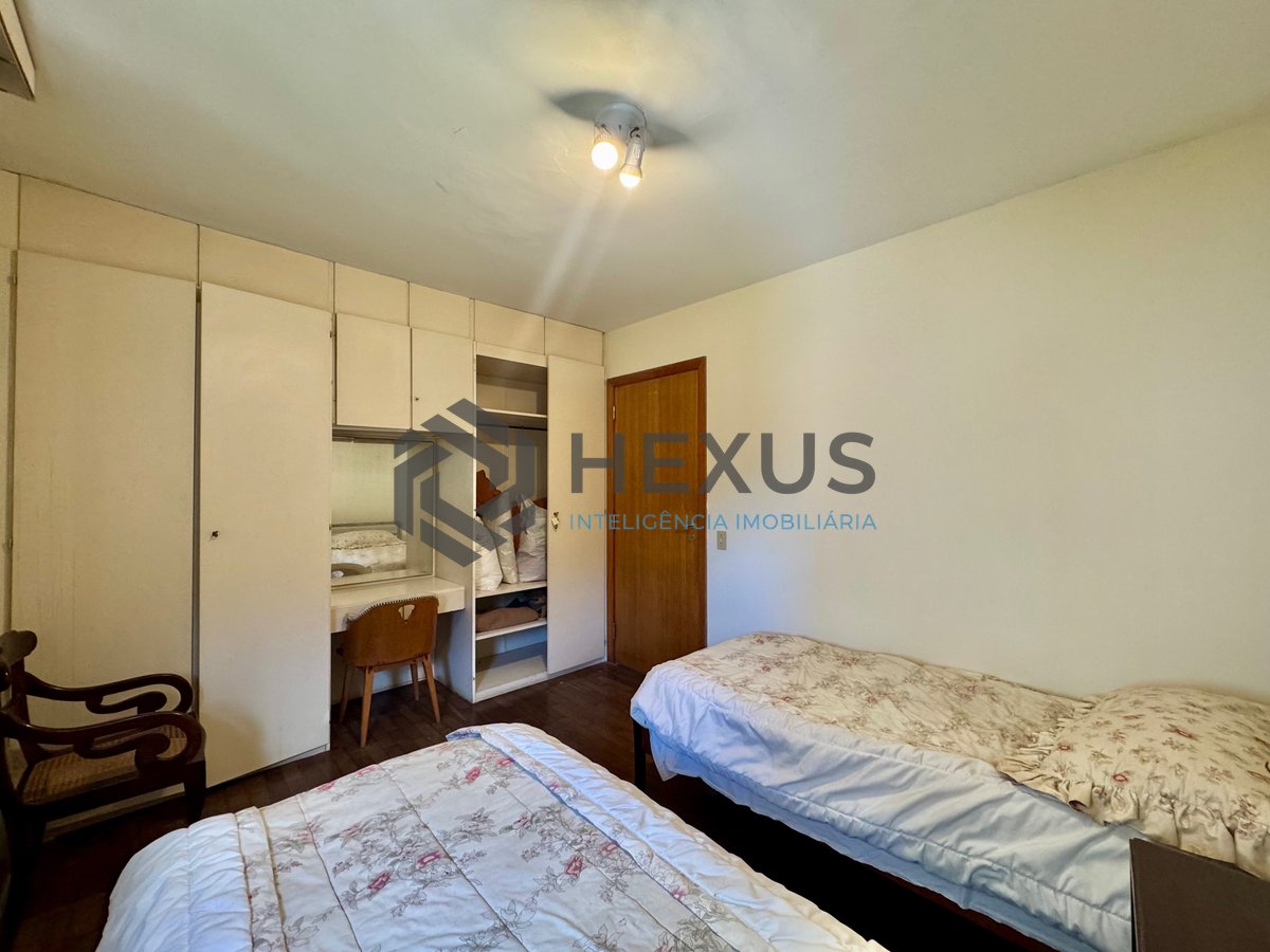 Foto 18 de Apartamento beira mar reformado com varanda e lazer na Praia das Pitangueiras, Guaruja