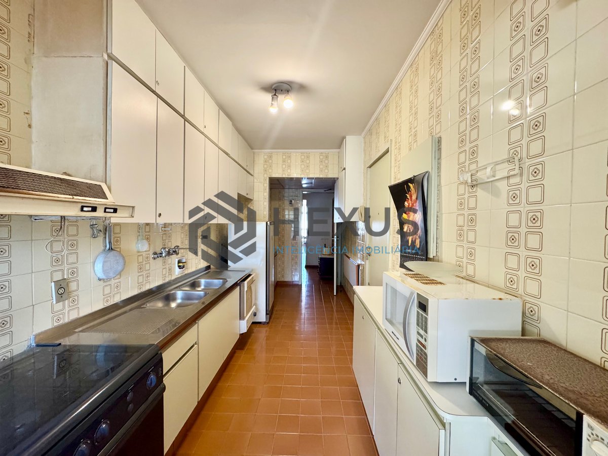 Foto 20 de Apartamento beira mar reformado com varanda e lazer na Praia das Pitangueiras, Guaruja