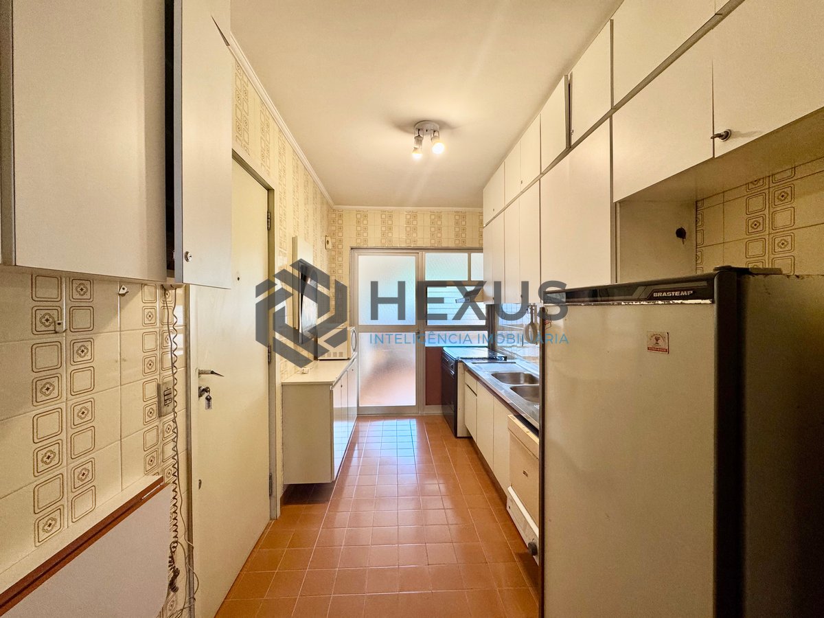 Foto 21 de Apartamento beira mar reformado com varanda e lazer na Praia das Pitangueiras, Guaruja