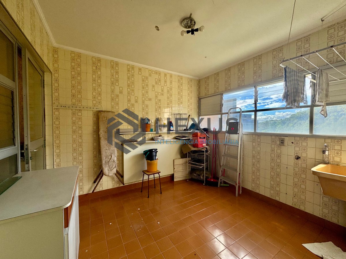Foto 24 de Apartamento beira mar reformado com varanda e lazer na Praia das Pitangueiras, Guaruja