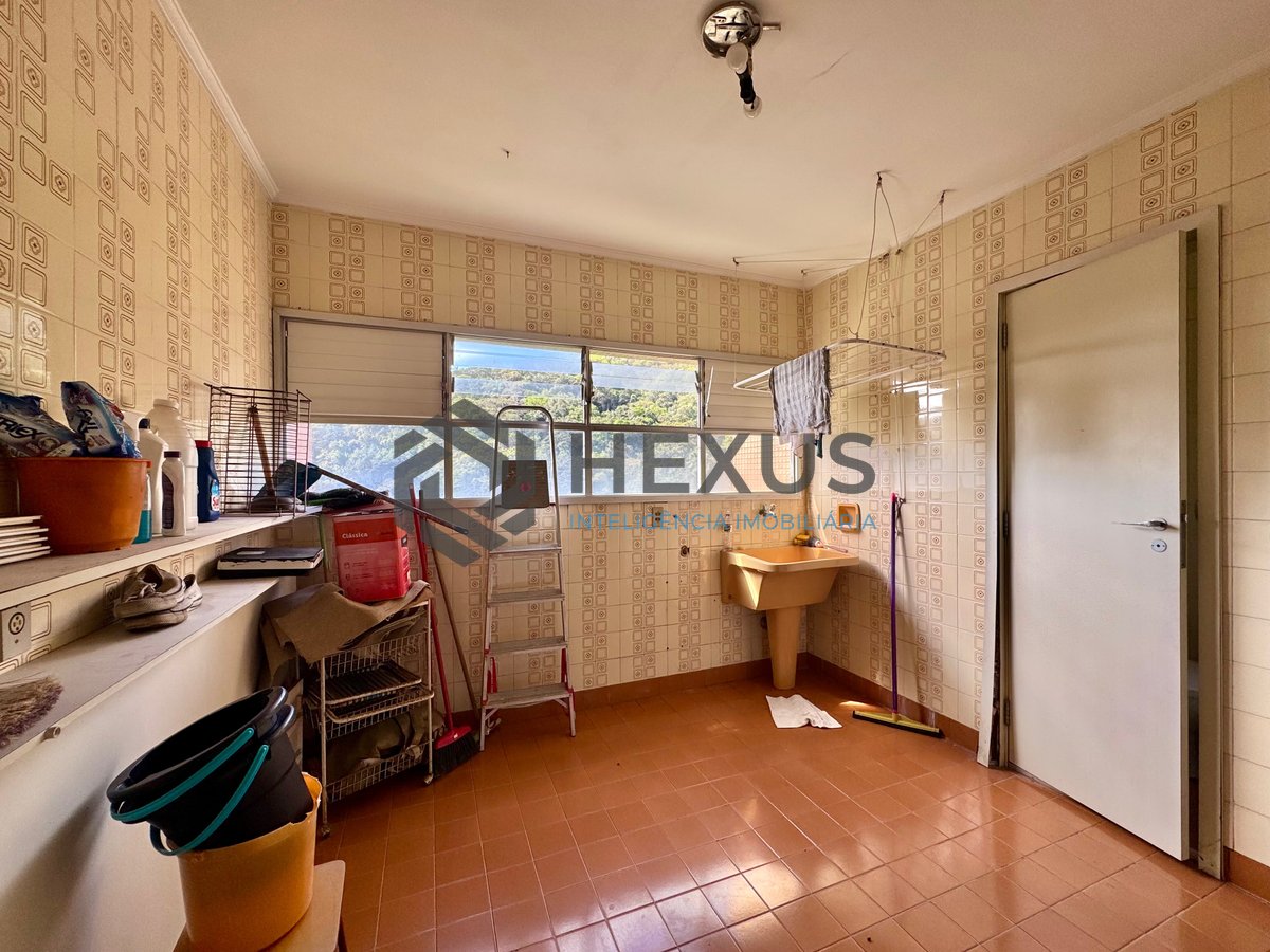 Foto 25 de Apartamento beira mar reformado com varanda e lazer na Praia das Pitangueiras, Guaruja