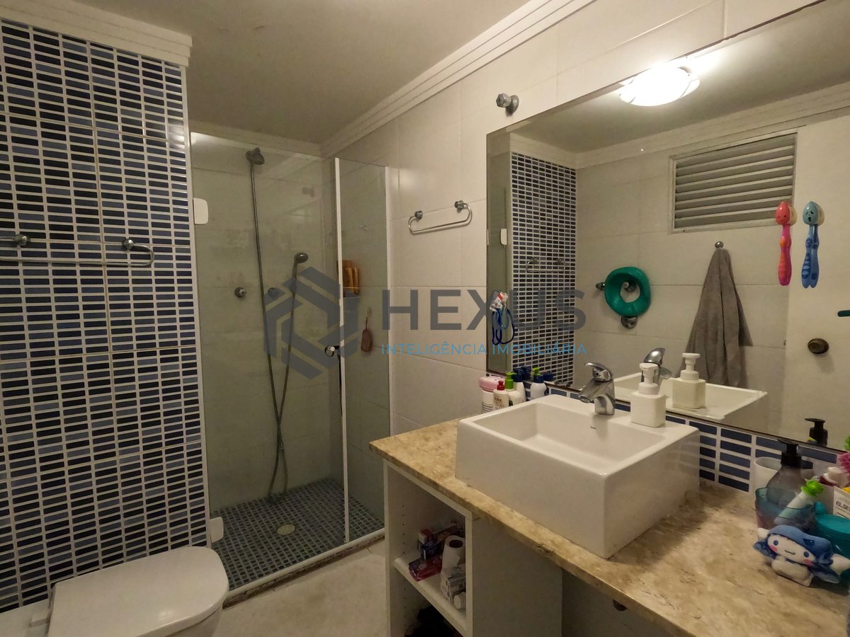 Foto 12 de Apartamento com varanda e vista mar na beira mar da Praia das Pitangueiras, Guaruja
