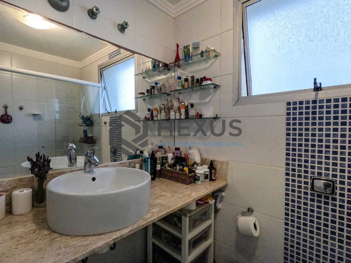 Foto 20 de Apartamento com varanda e vista mar na beira mar da Praia das Pitangueiras, Guaruja