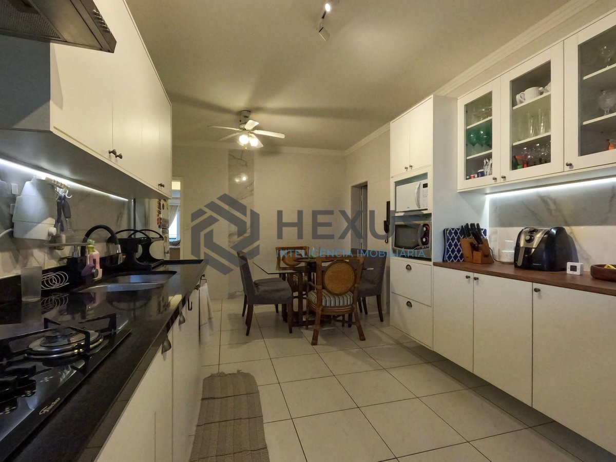 Foto 21 de Apartamento com varanda e vista mar na beira mar da Praia das Pitangueiras, Guaruja
