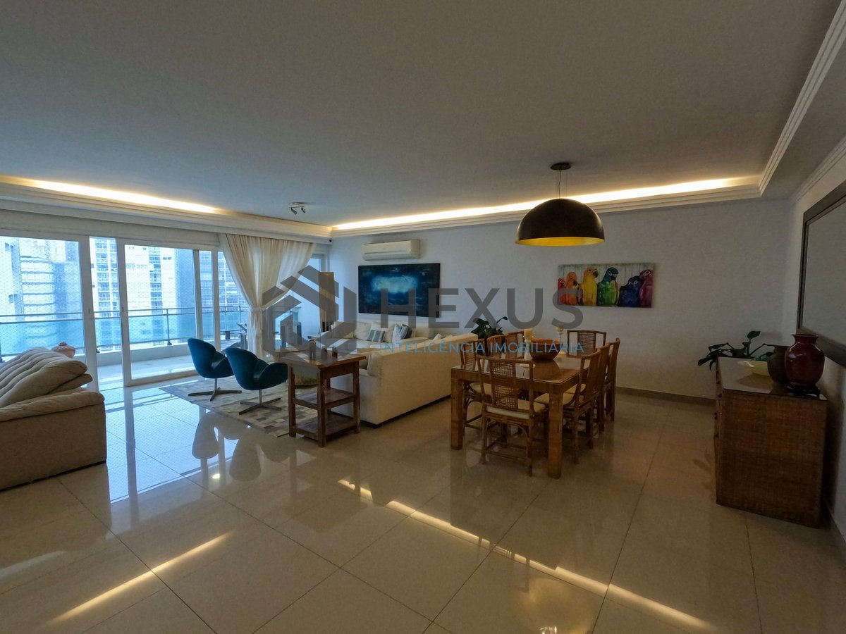 Foto 4 de Apartamento com varanda e vista mar na beira mar da Praia das Pitangueiras, Guaruja