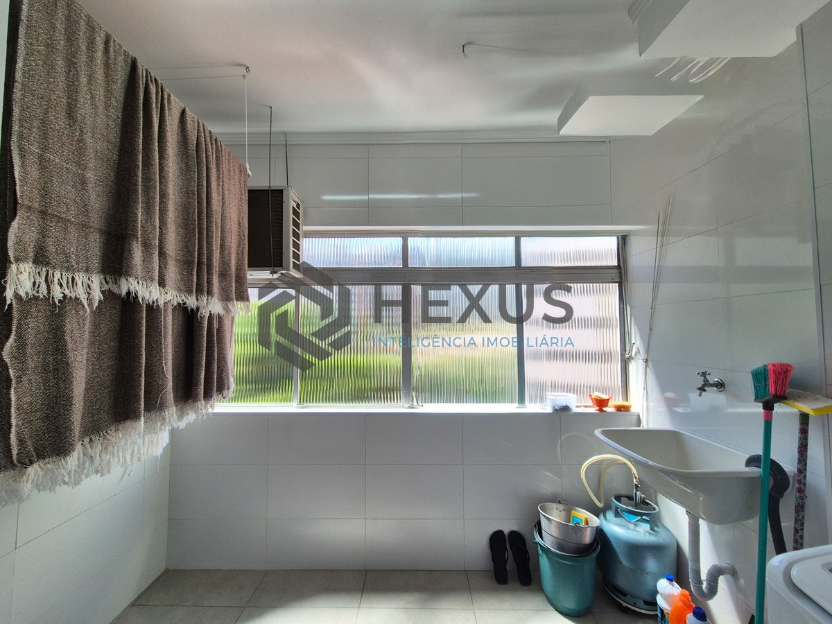 Foto 26 de Apartamento reformado com vista livre a uma quadra da Praia das Pitangueiras, Guaruja