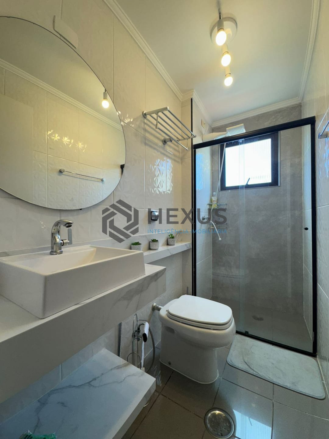Foto 5 de Apartamento reformado com varanda gourmet na Praia da Enseada, Guaruja
