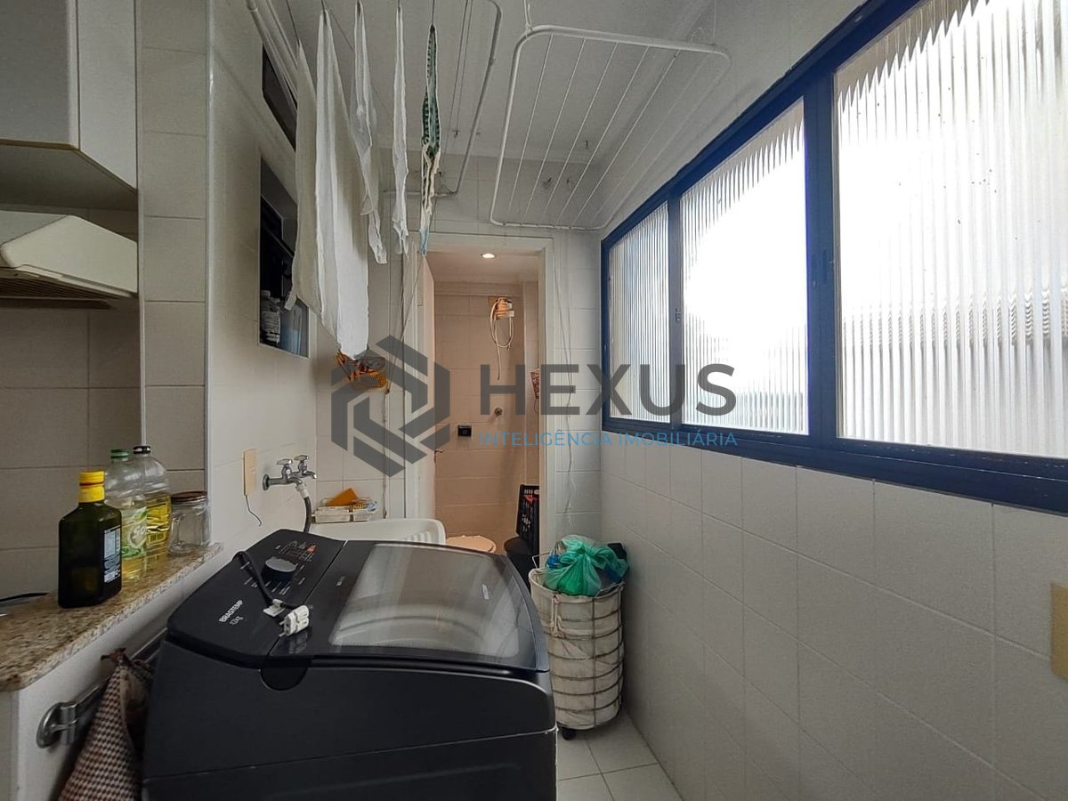 Foto 18 de Apartamento com varanda na região da Brunella na Praia da Enseada, Guaruja