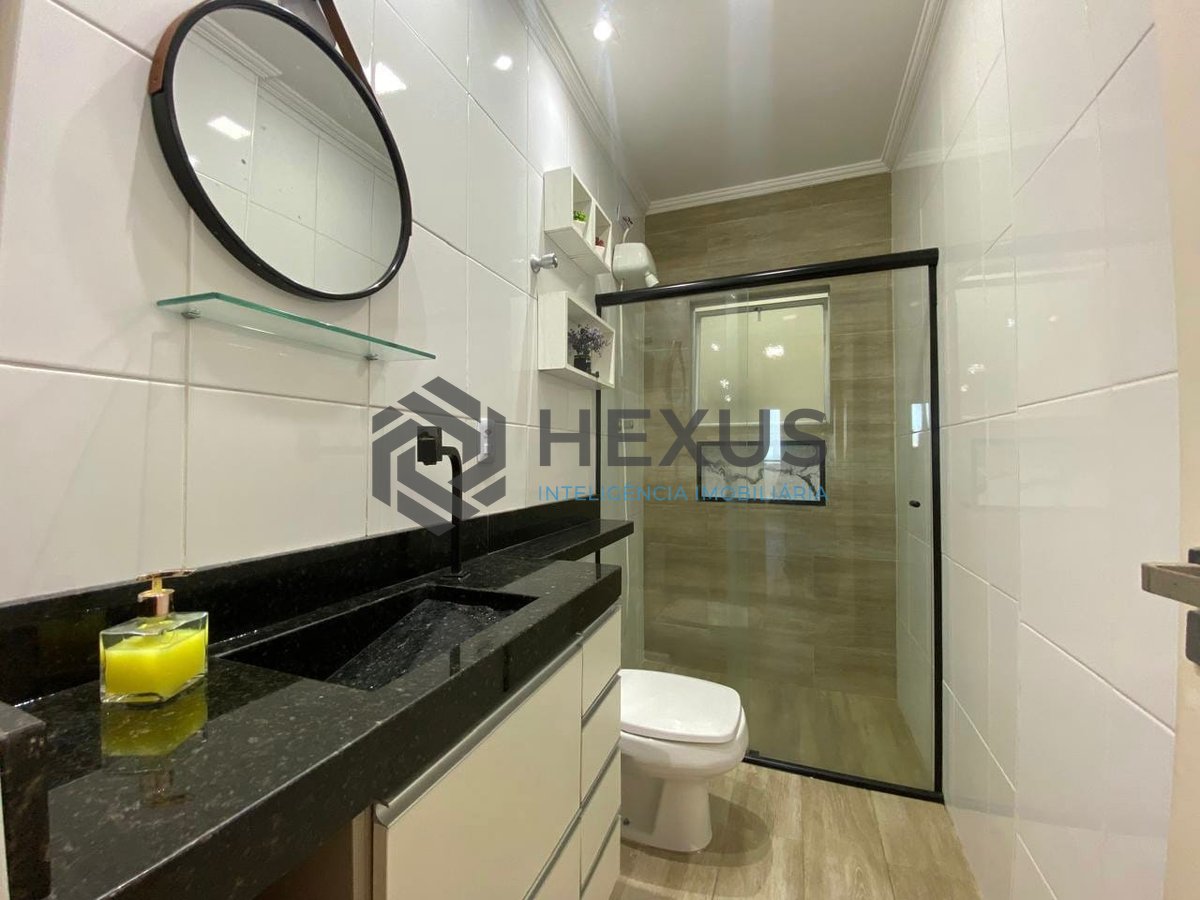 Foto 17 de Apartamento com varanda vista mar e lazer na beira mar da Praia das Pitangueiras, Guarujá