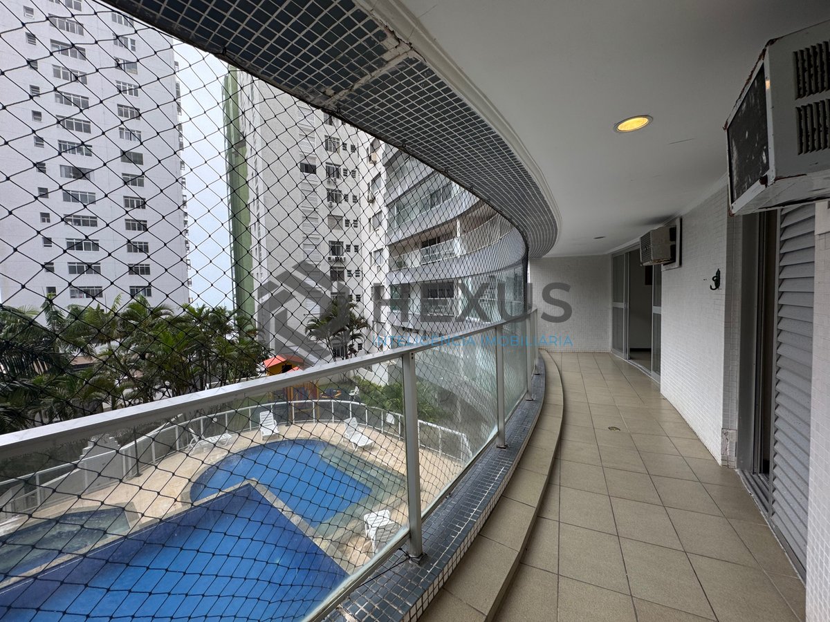 Foto 2 de Apartamento reformado com varanda, vista mar e lazer na quadra mar da Praia das Pitangueiras, Guaruja