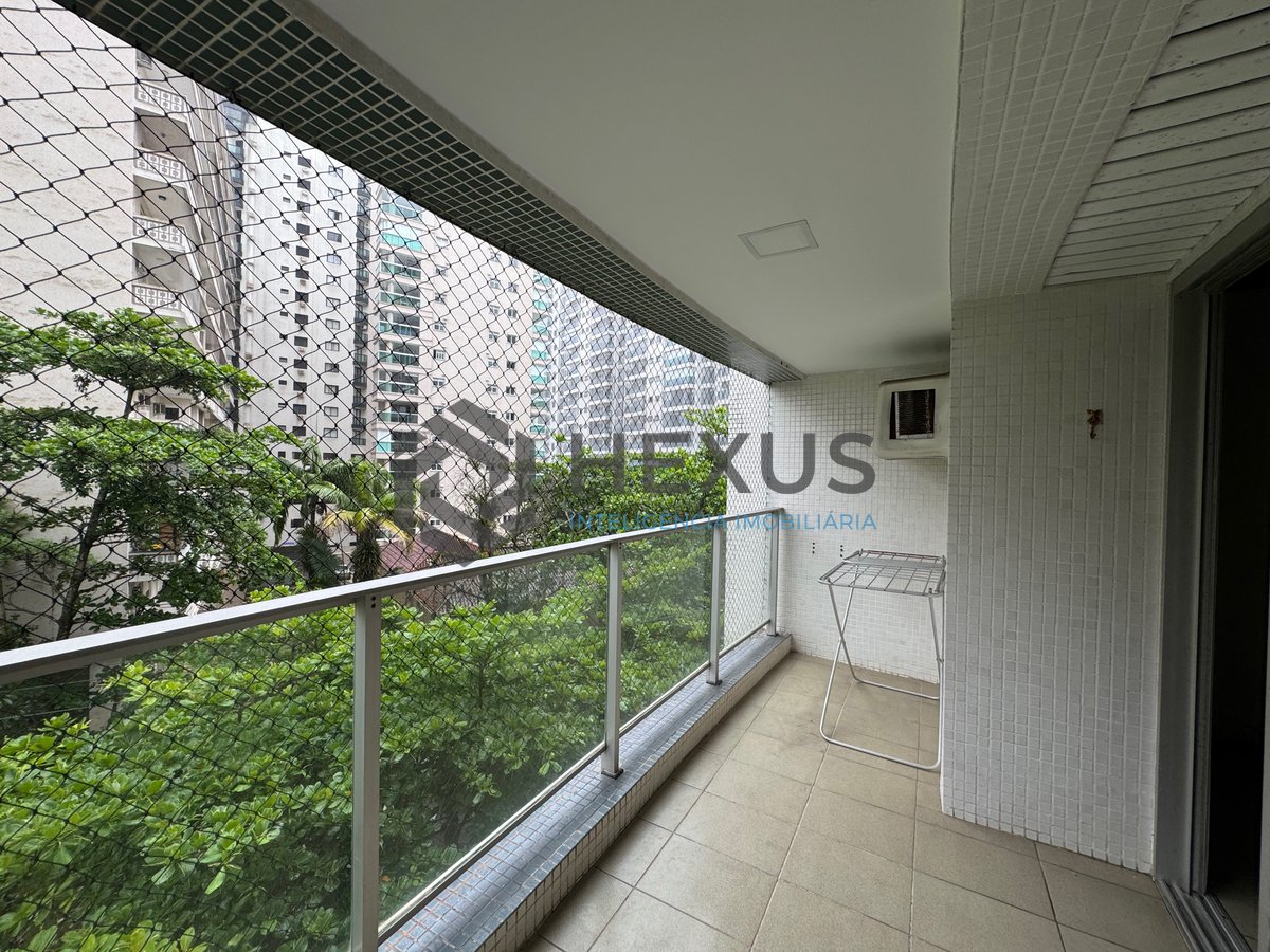 Foto 13 de Apartamento reformado com varanda, vista mar e lazer na quadra mar da Praia das Pitangueiras, Guaruja