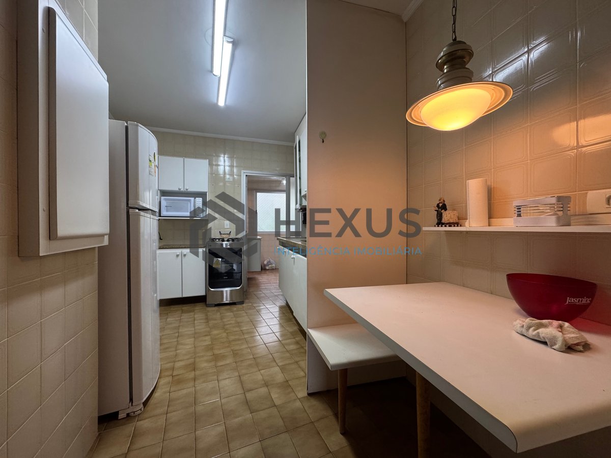 Foto 16 de Apartamento reformado com varanda, vista mar e lazer na quadra mar da Praia das Pitangueiras, Guaruja