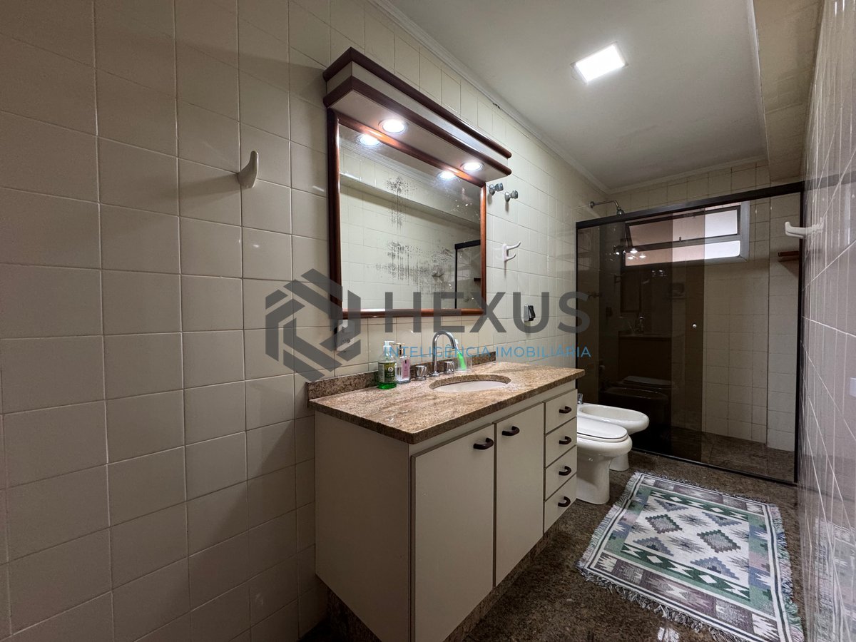 Foto 17 de Apartamento reformado com varanda, vista mar e lazer na quadra mar da Praia das Pitangueiras, Guaruja