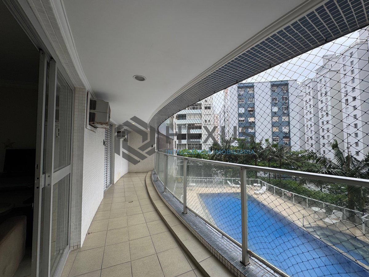 Foto 3 de Apartamento reformado com varanda, vista mar e lazer na quadra mar da Praia das Pitangueiras, Guaruja