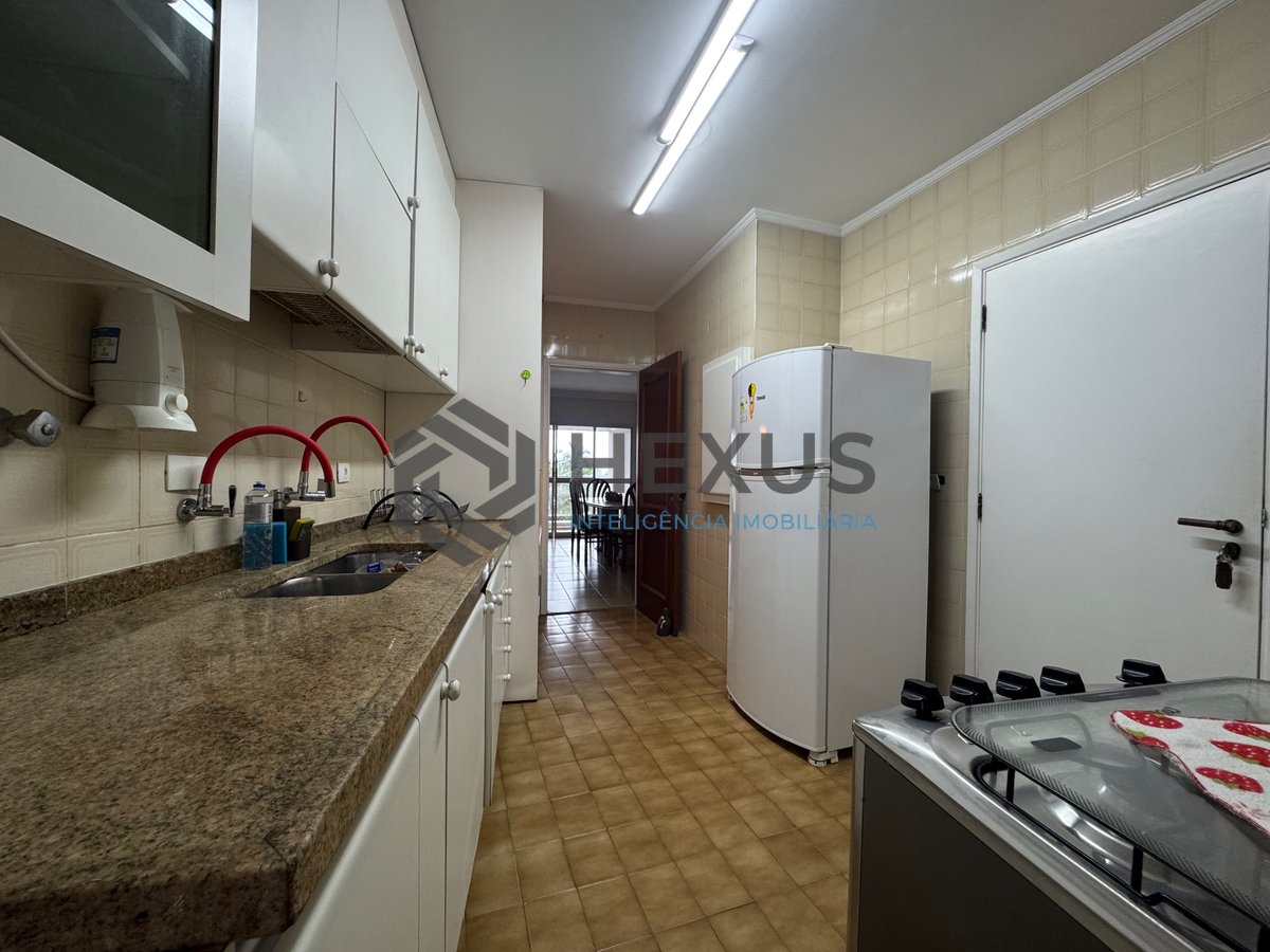 Foto 21 de Apartamento reformado com varanda, vista mar e lazer na quadra mar da Praia das Pitangueiras, Guaruja
