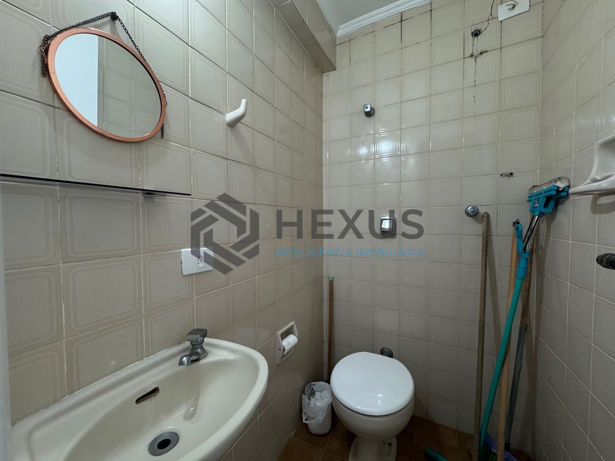 Foto 22 de Apartamento reformado com varanda, vista mar e lazer na quadra mar da Praia das Pitangueiras, Guaruja
