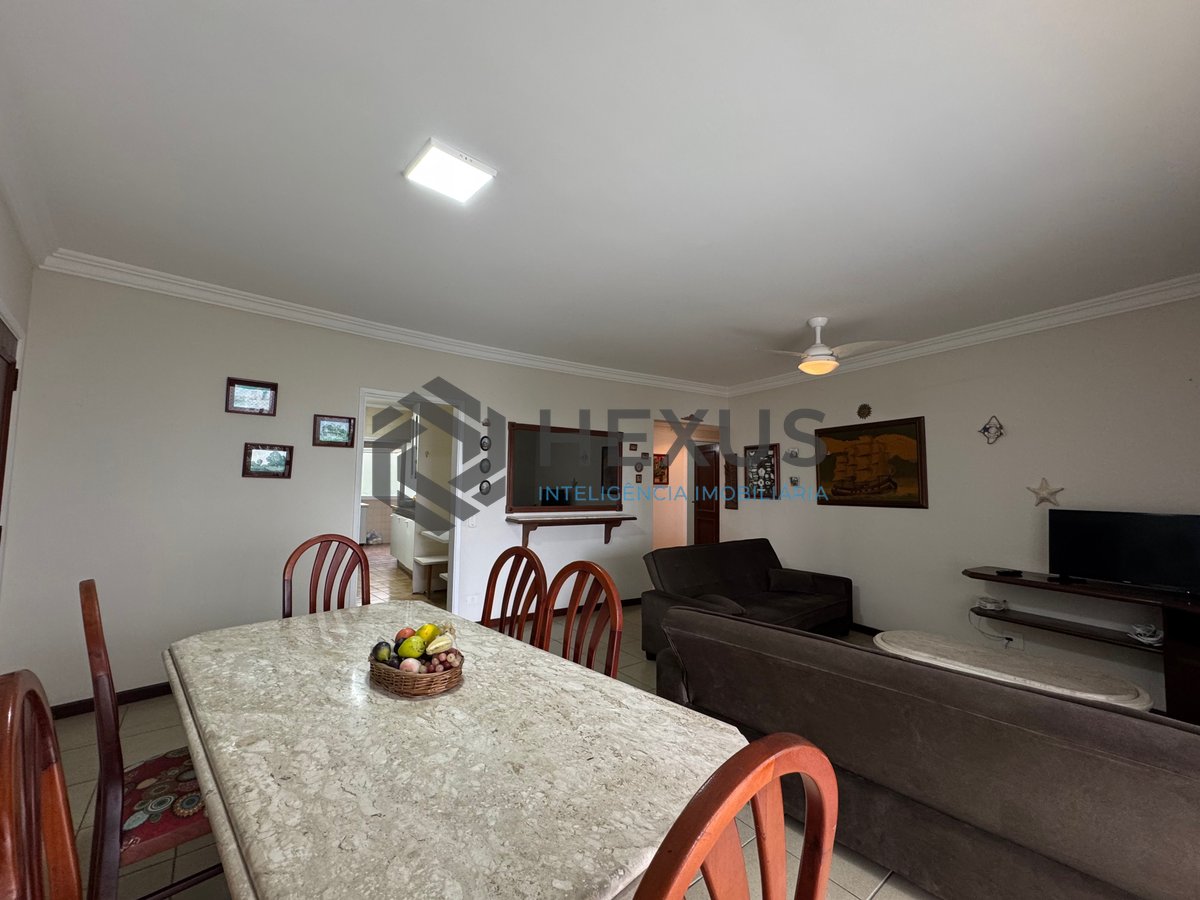 Foto 5 de Apartamento reformado com varanda, vista mar e lazer na quadra mar da Praia das Pitangueiras, Guaruja