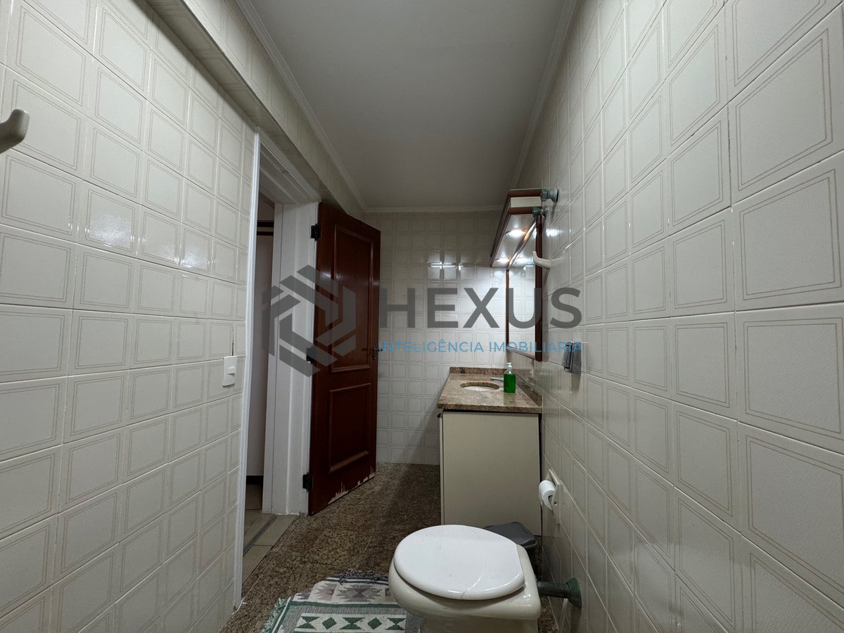 Foto 8 de Apartamento reformado com varanda, vista mar e lazer na quadra mar da Praia das Pitangueiras, Guaruja