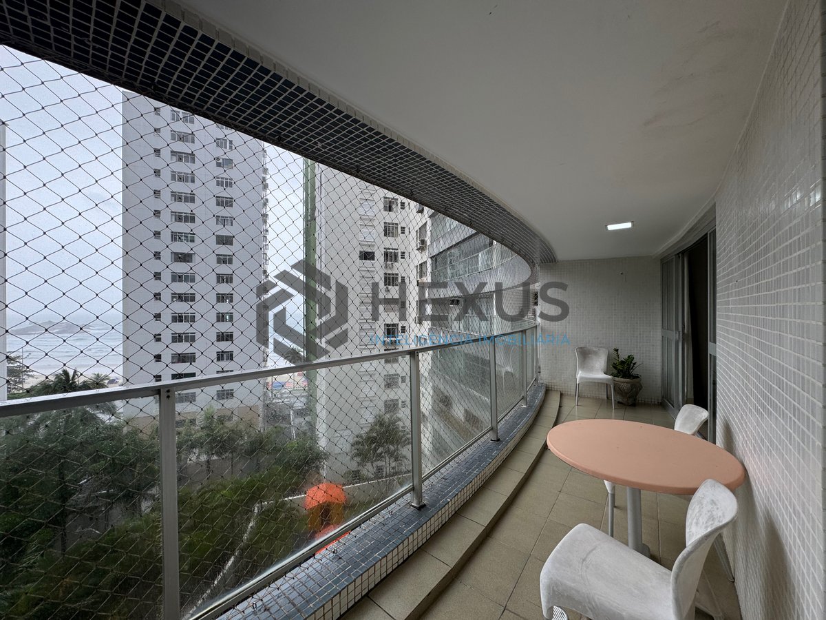 Foto 2 de Apartamento reformado com varanda, lazer e vista mar na quadra mar da Praia das Pitangueiras, Guaruja