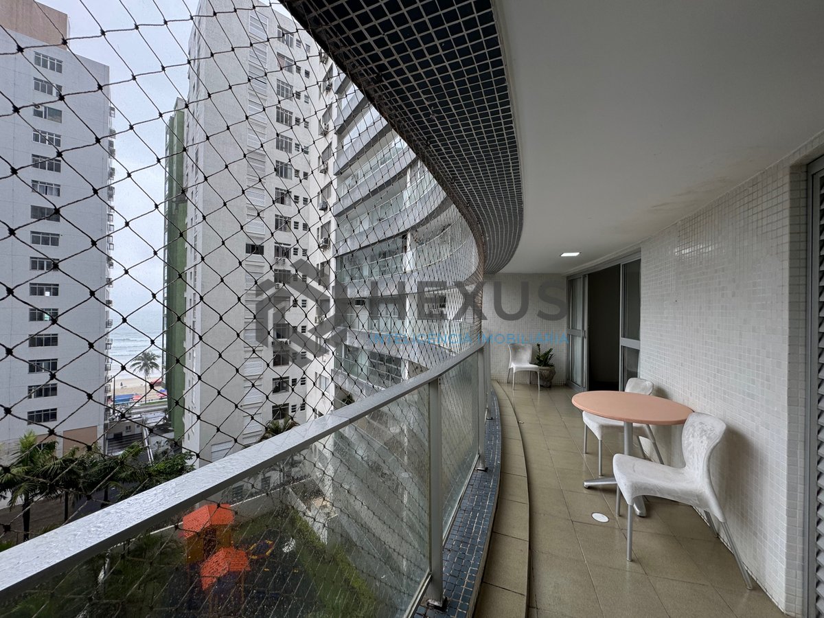 Foto 11 de Apartamento reformado com varanda, lazer e vista mar na quadra mar da Praia das Pitangueiras, Guaruja