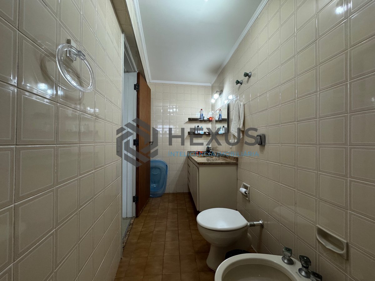 Foto 16 de Apartamento reformado com varanda, lazer e vista mar na quadra mar da Praia das Pitangueiras, Guaruja
