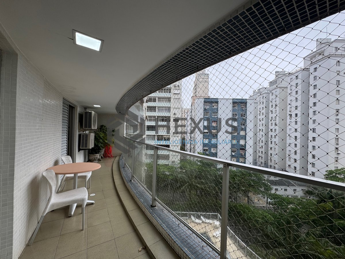 Foto 3 de Apartamento reformado com varanda, lazer e vista mar na quadra mar da Praia das Pitangueiras, Guaruja