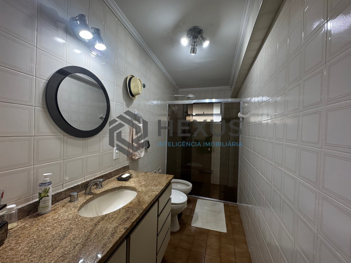 Foto 21 de Apartamento reformado com varanda, lazer e vista mar na quadra mar da Praia das Pitangueiras, Guaruja