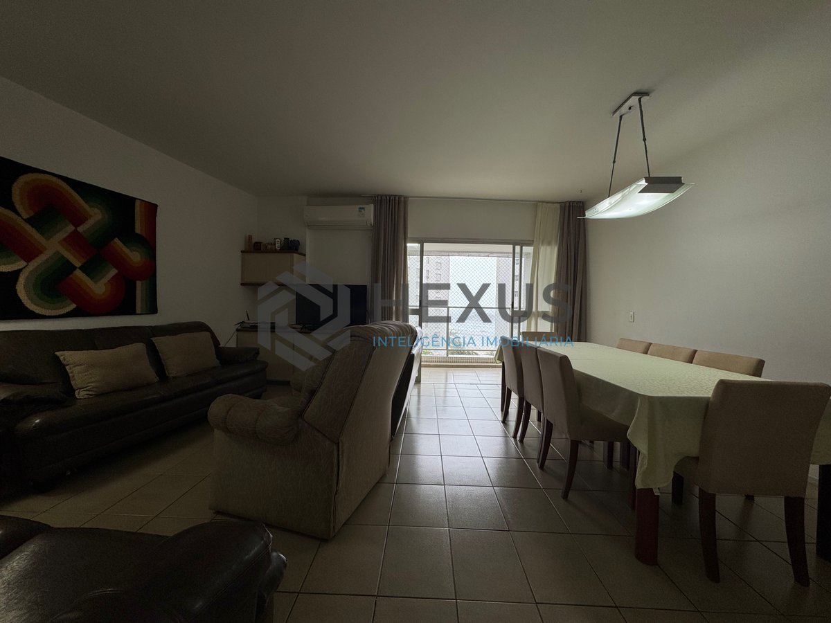 Foto 10 de Apartamento reformado com varanda, lazer e vista mar na quadra mar da Praia das Pitangueiras, Guaruja