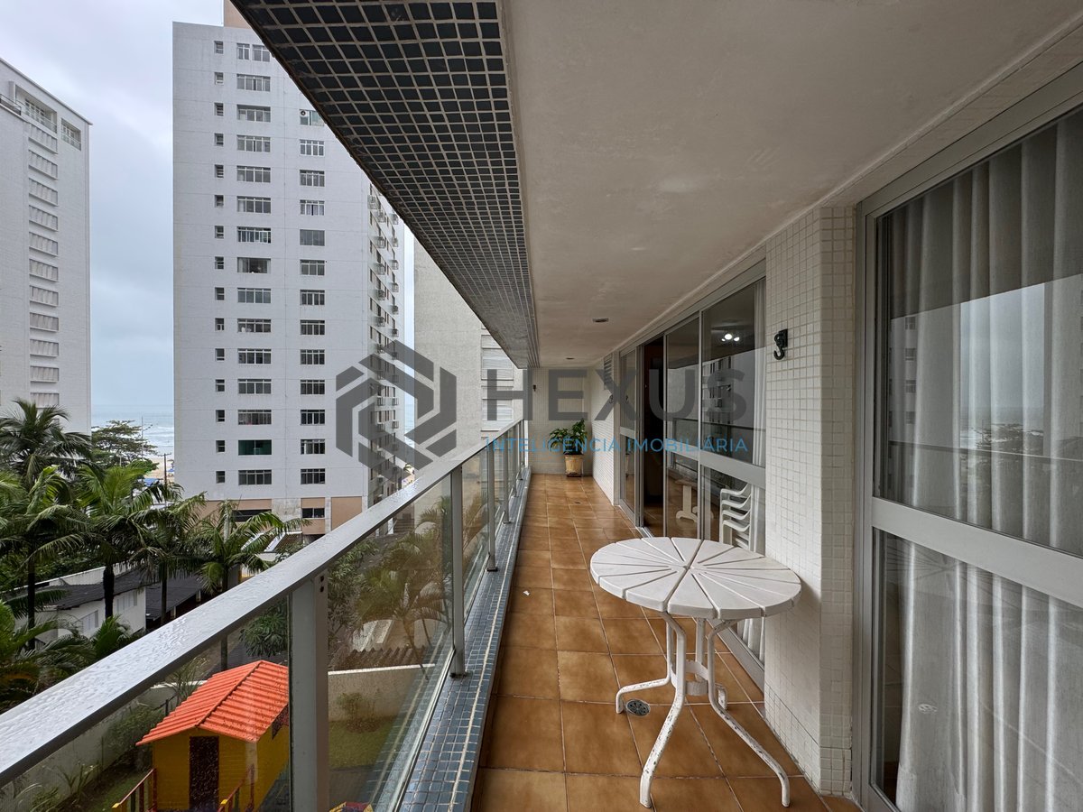 Foto 2 de Apartamento reformado com varanda, vista mar e lazer na quadra mar da Praia das Pitangueiras, Guaruja