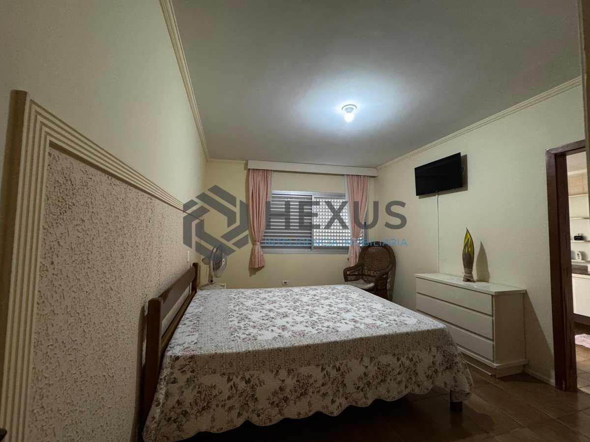 Foto 11 de Apartamento reformado com varanda, vista mar e lazer na quadra mar da Praia das Pitangueiras, Guaruja
