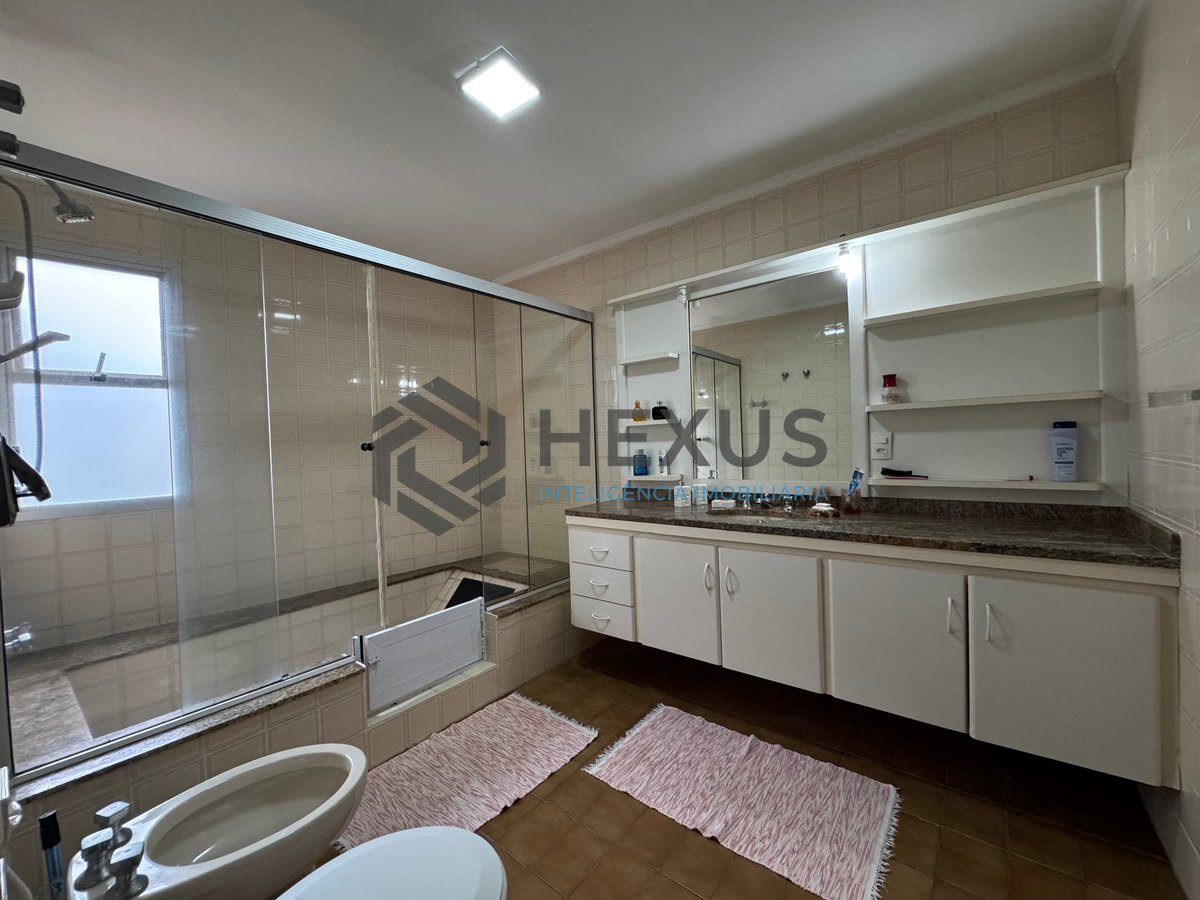 Foto 15 de Apartamento reformado com varanda, vista mar e lazer na quadra mar da Praia das Pitangueiras, Guaruja
