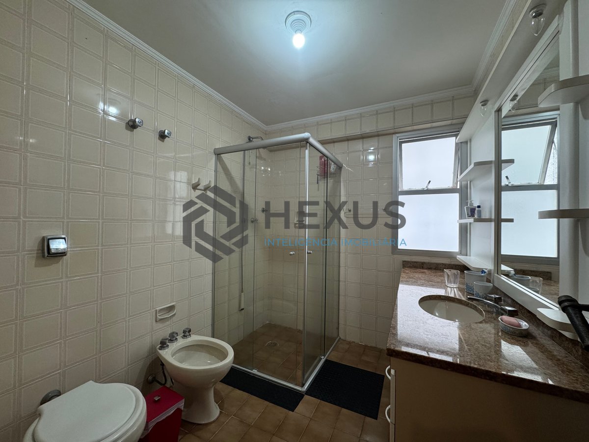 Foto 16 de Apartamento reformado com varanda, vista mar e lazer na quadra mar da Praia das Pitangueiras, Guaruja
