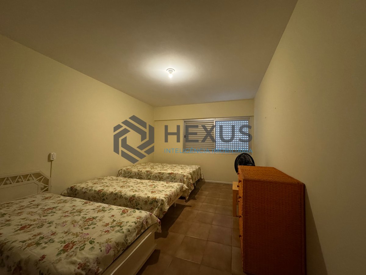 Foto 18 de Apartamento reformado com varanda, vista mar e lazer na quadra mar da Praia das Pitangueiras, Guaruja